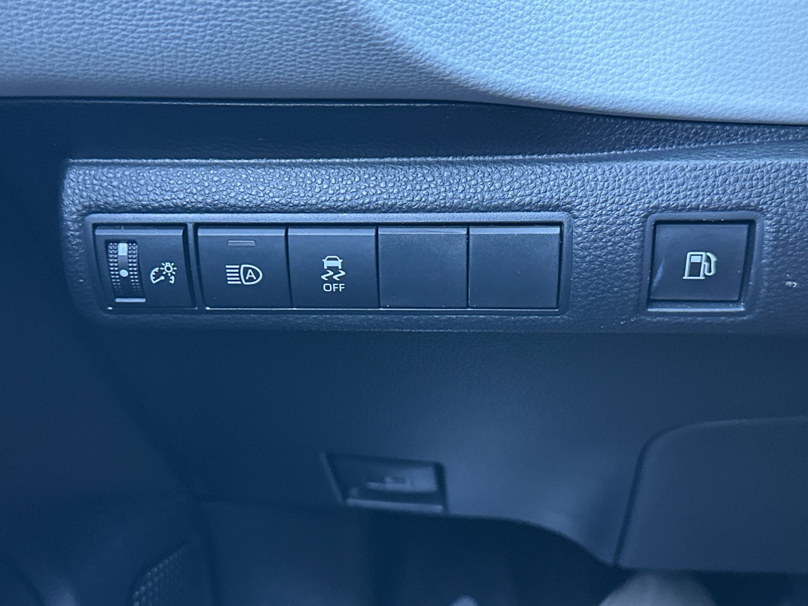 Used 2024 Pearl Toyota SE 4D Sedan image 30