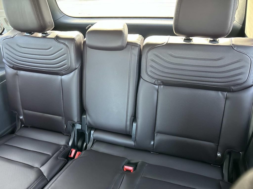 New 2026 Star White Metallic Tri-Coat Ford Platinum® image 15