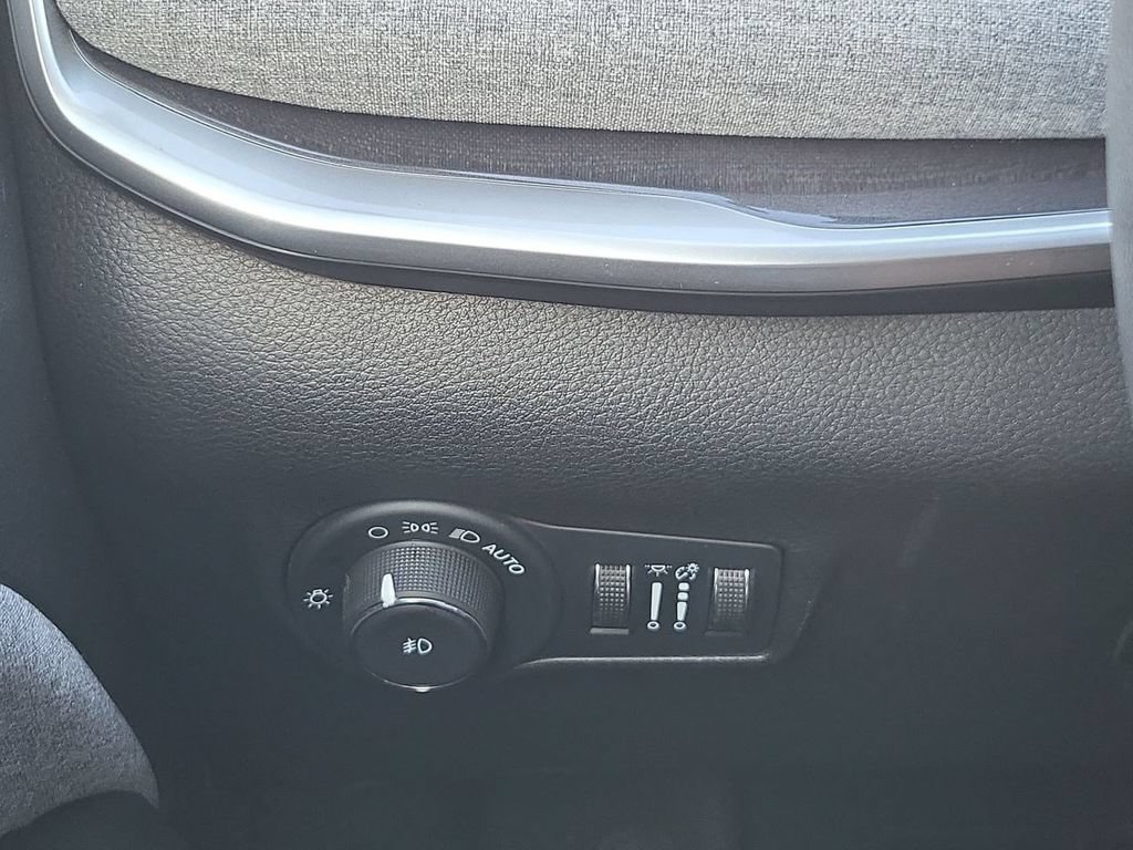 Used 2022 White Jeep Latitude FWD image 23