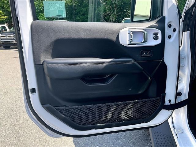 Used 2022 White Jeep Unlimited Sahara image 18