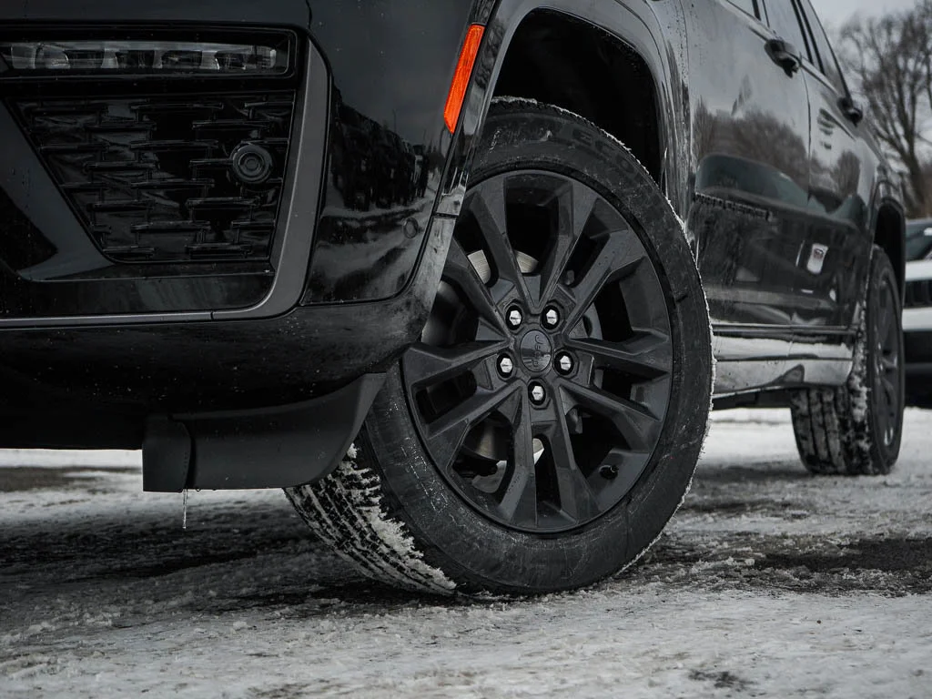 New 2026 Diamond Black Crystal Pearlcoat Jeep Limited Reserve image 5
