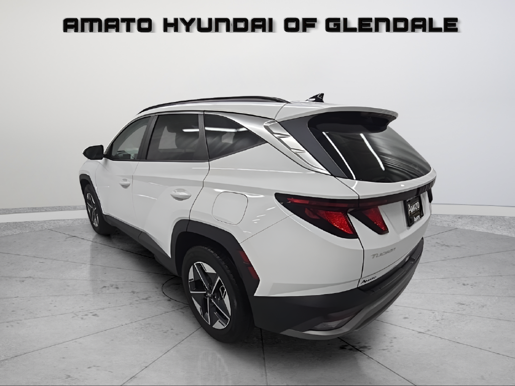 Used 2025 White Hyundai SEL image 4