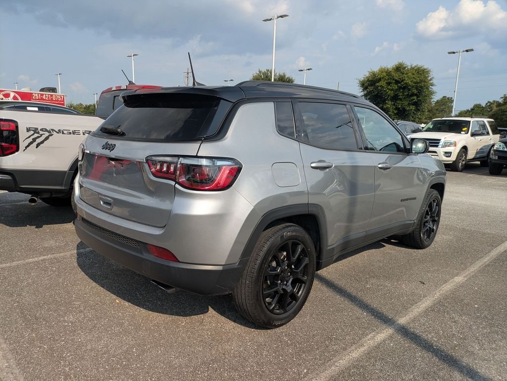 Used 2022 Silver Jeep Latitude image 2