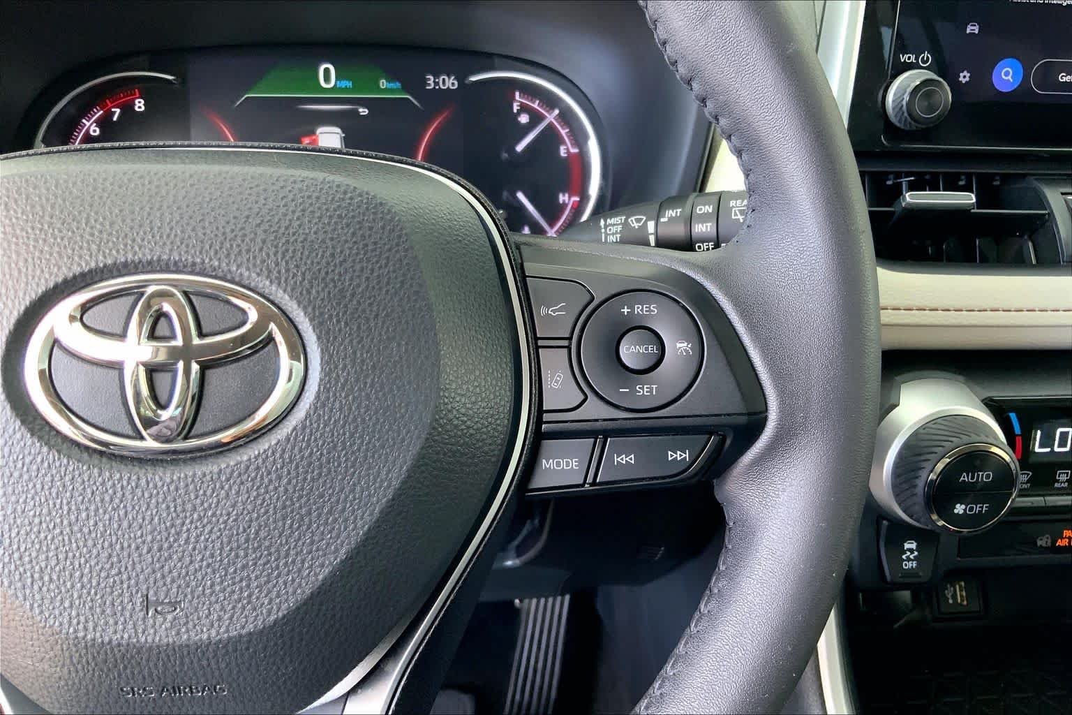 Used 2024 Silver Sky Metallic Toyota XLE Premium image 25