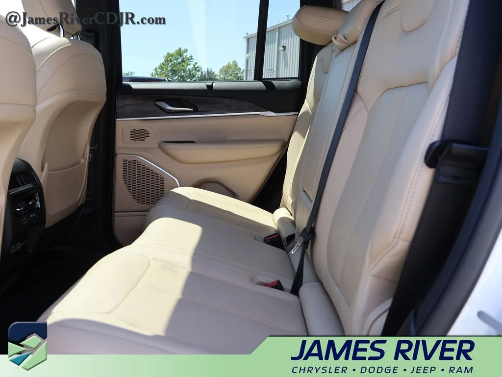Used 2022 White Jeep 4xe image 18
