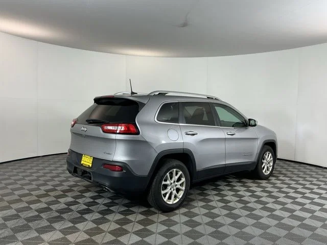 Used 2018 Silver Jeep Latitude image 5
