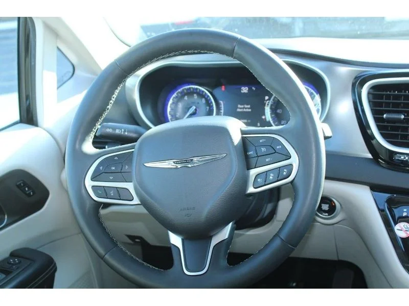 Used 2024  Chrysler Touring L image 15
