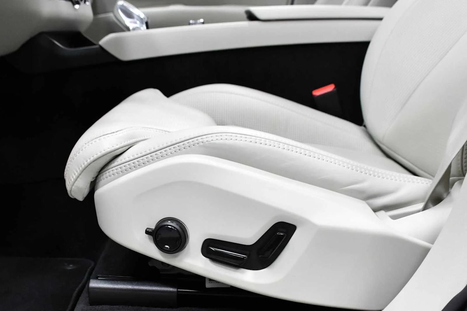 Used 2026 Crystal White Pearl Volvo Ultra image 15