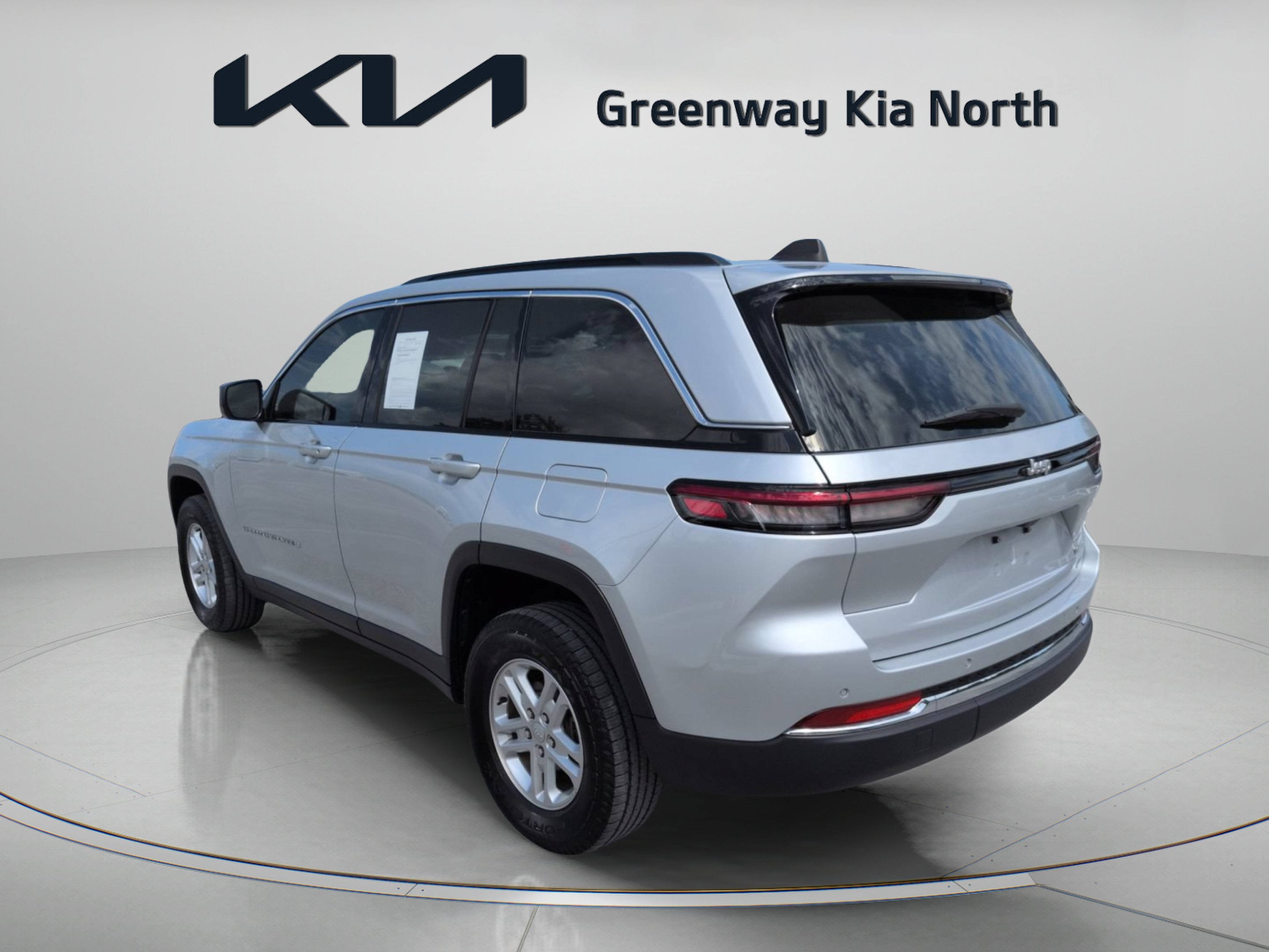 Used 2025 Silver Zynith Jeep Laredo image 6