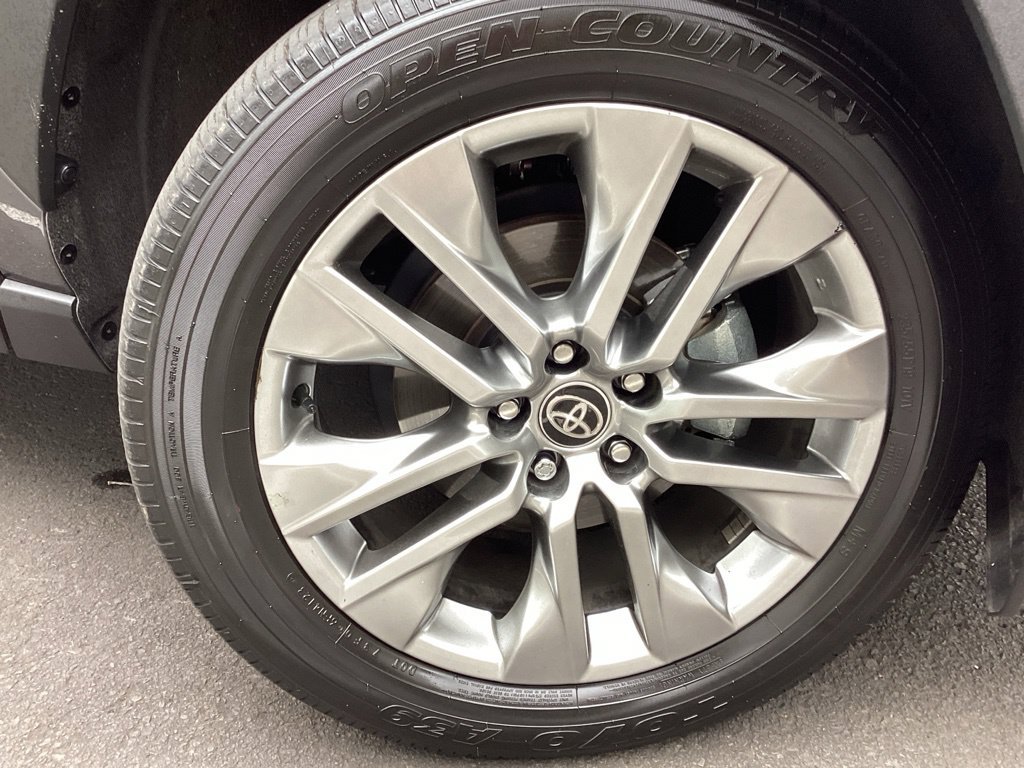 Used 2024 Gray Toyota XLE Premium image 6