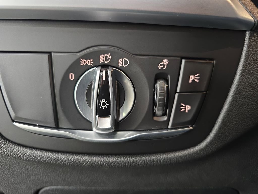 Used 2022 Black BMW xDrive30i image 29