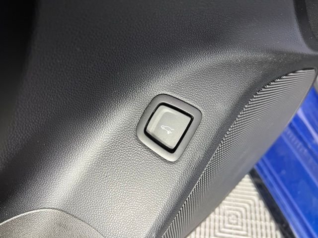 Used 2020  Cadillac Sport image 17