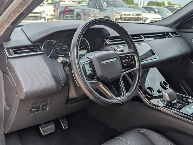 Used 2022 Black Land Rover R-Dynamic S image 4