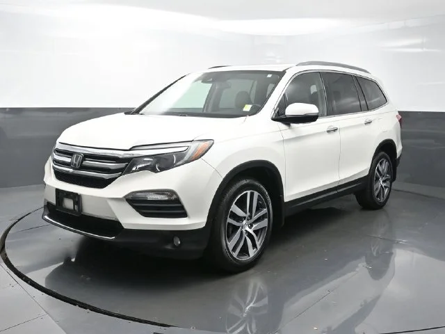 Used 2017 White Honda Touring image 3