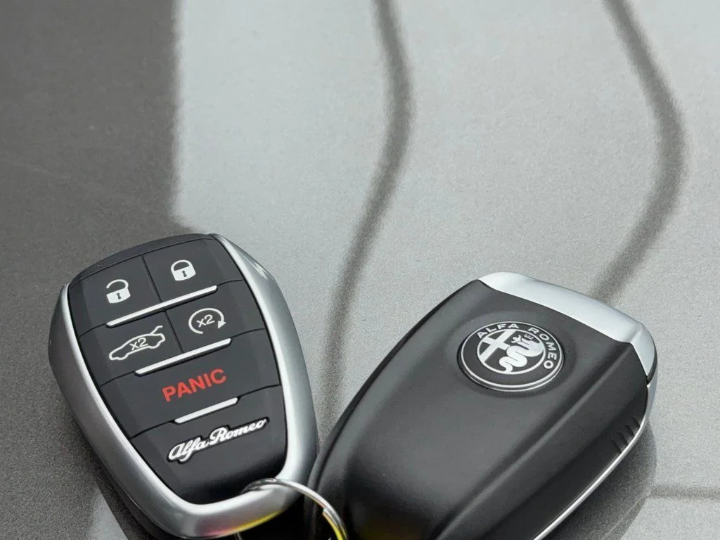 New 2025 Silver Alfa Romeo Base image 57
