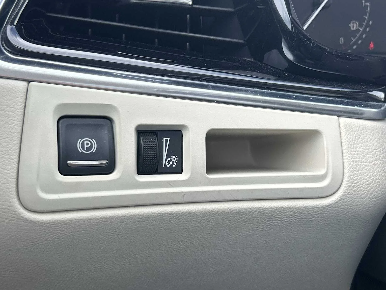 Used 2021 INFRARED TINTCOAT Cadillac Premium Luxury image 18