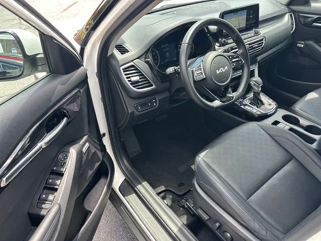 Used 2022 White Kia SX image 9