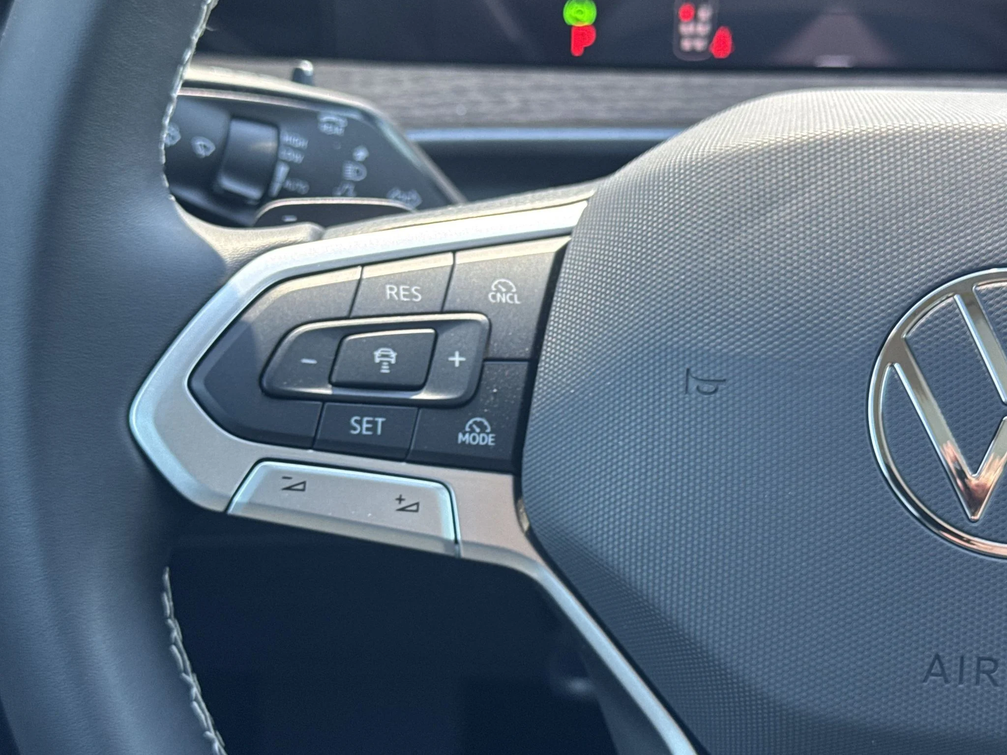 New 2027 Deep Black Pearl Volkswagen SE w/Technology image 18
