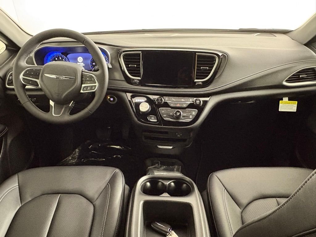 New 2026 Bright White Clear-Coat Exterior Paint Chrysler Select image 40