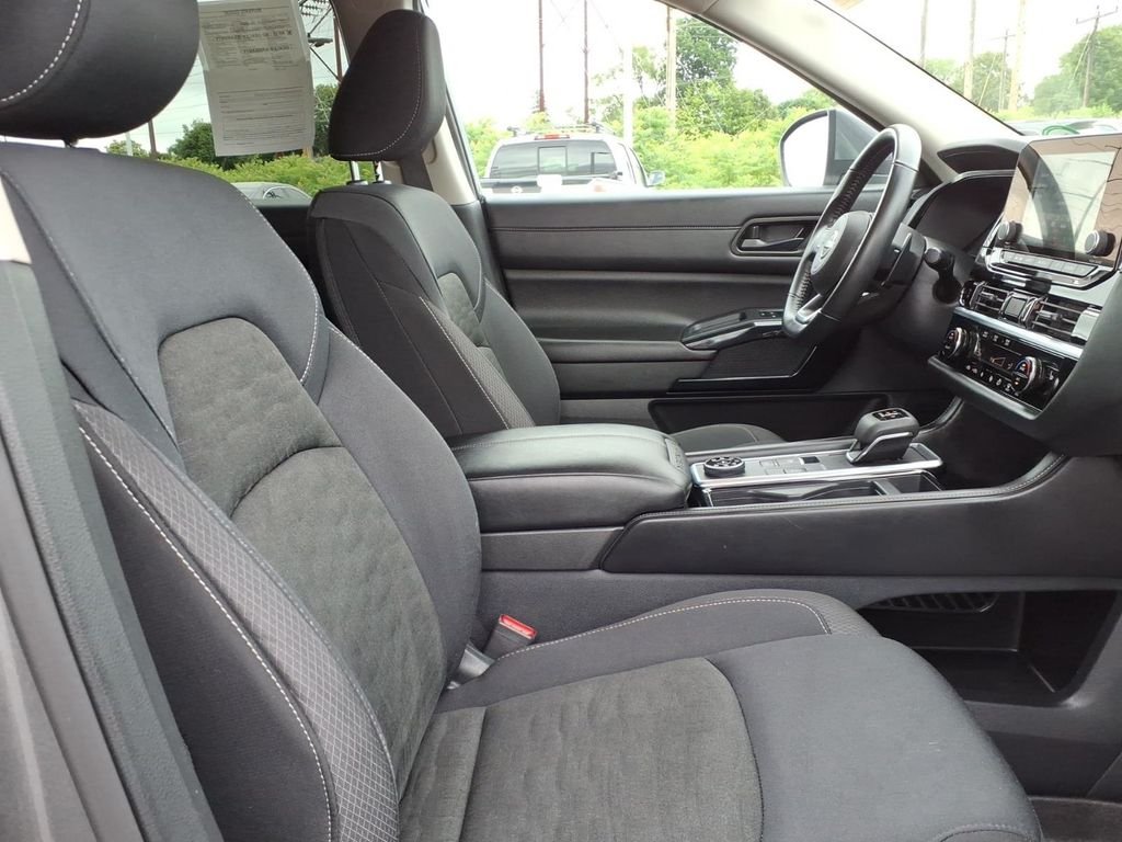 Used 2025 Gun Metallic Nissan SV v6 w/3rd row seating & remote start image 27