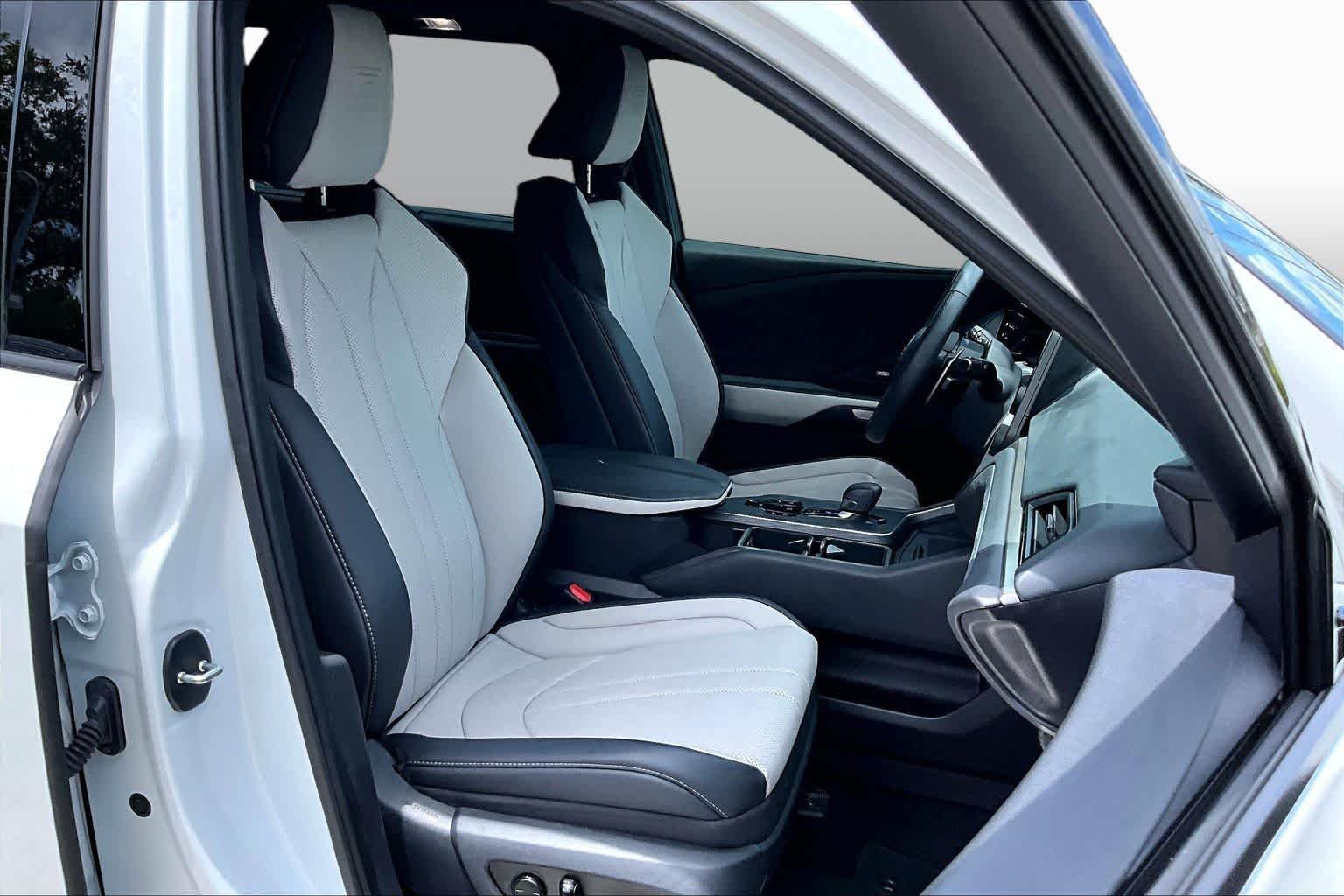 Used 2026 Wind Chill Pearl Lexus F SPORT Handling image 9