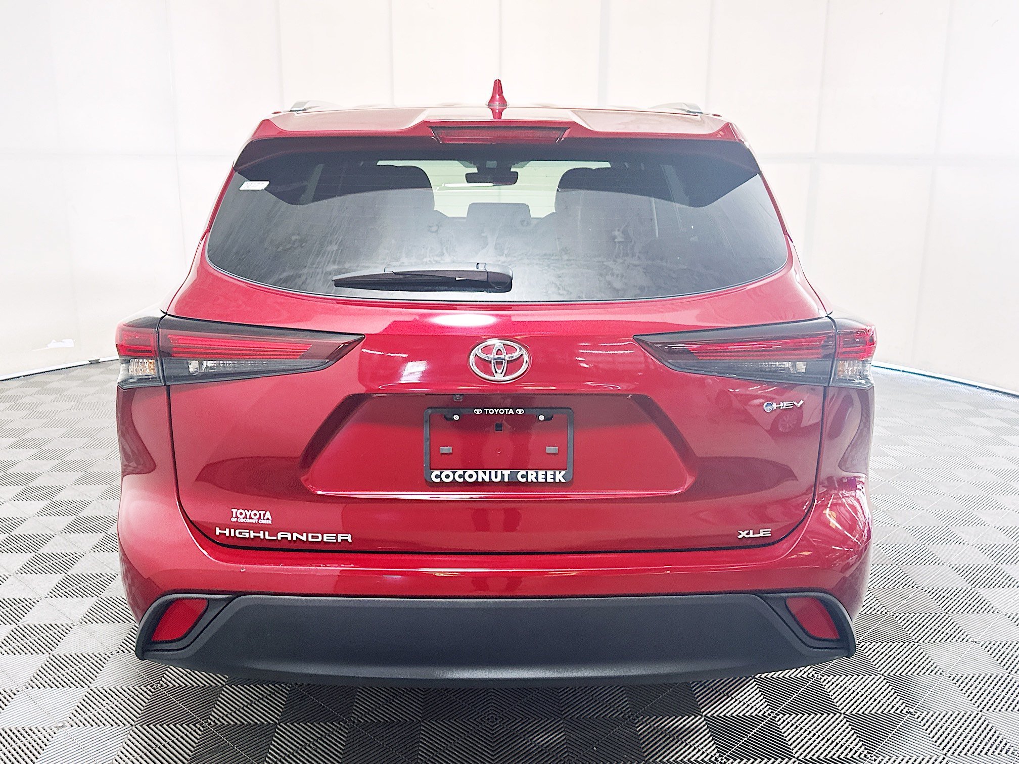 Used 2025 Pearl Toyota Hybrid XLE image 4