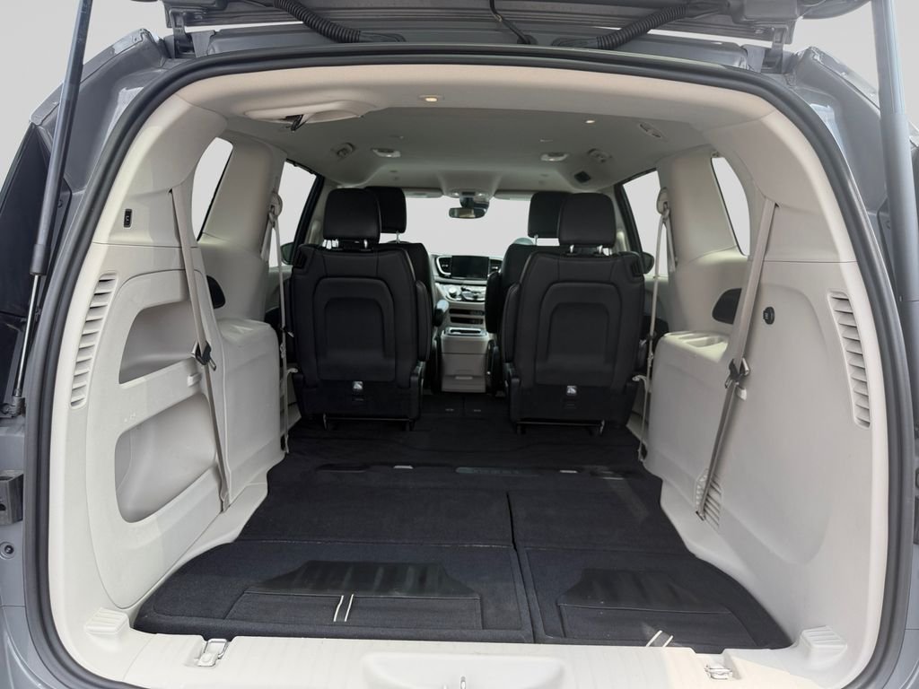 Used 2022 White Chrysler Touring L image 19