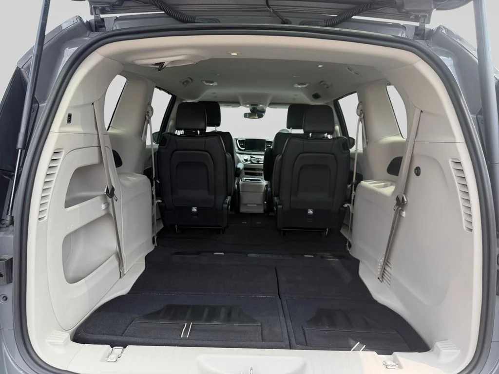 Used 2022 White Chrysler Touring L image 19