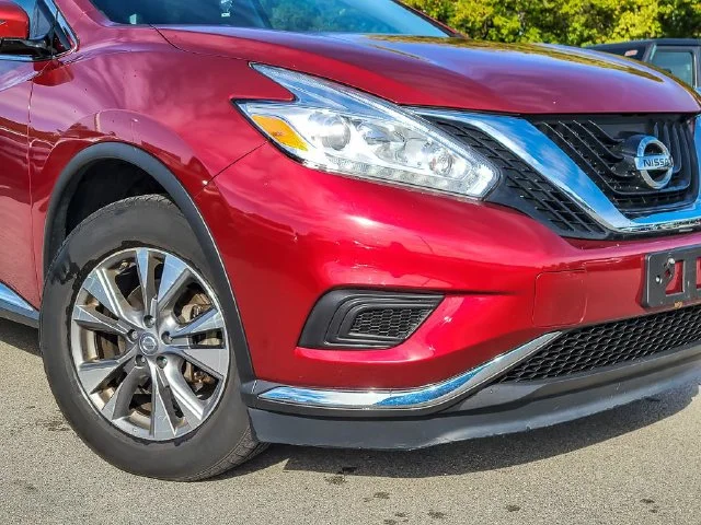 Used 2017 Red Nissan S image 3