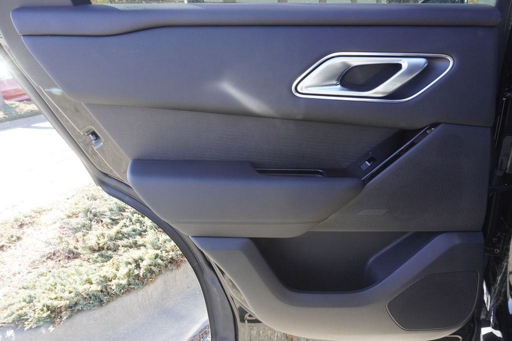 New 2026 Santorini Black Land Rover Dynamic SE image 28