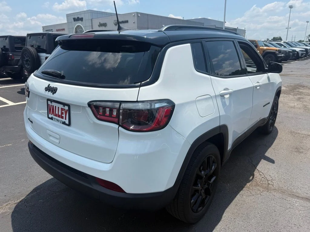 Used 2022 White Jeep Latitude image 3