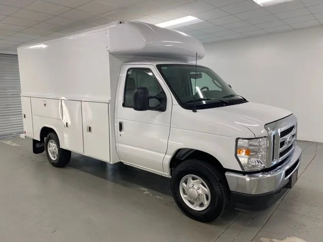 New 2025 Oxford White Ford E-350 SRW image 3