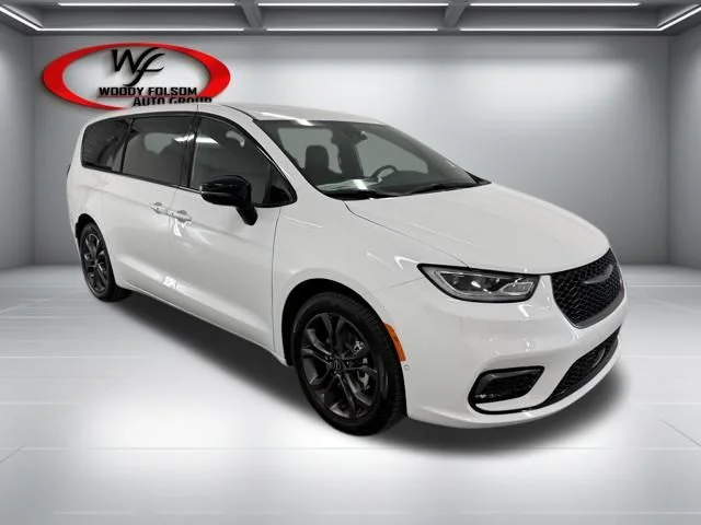 New 2026 Bright White Clear-Coat Exterior Paint Chrysler Select image 3