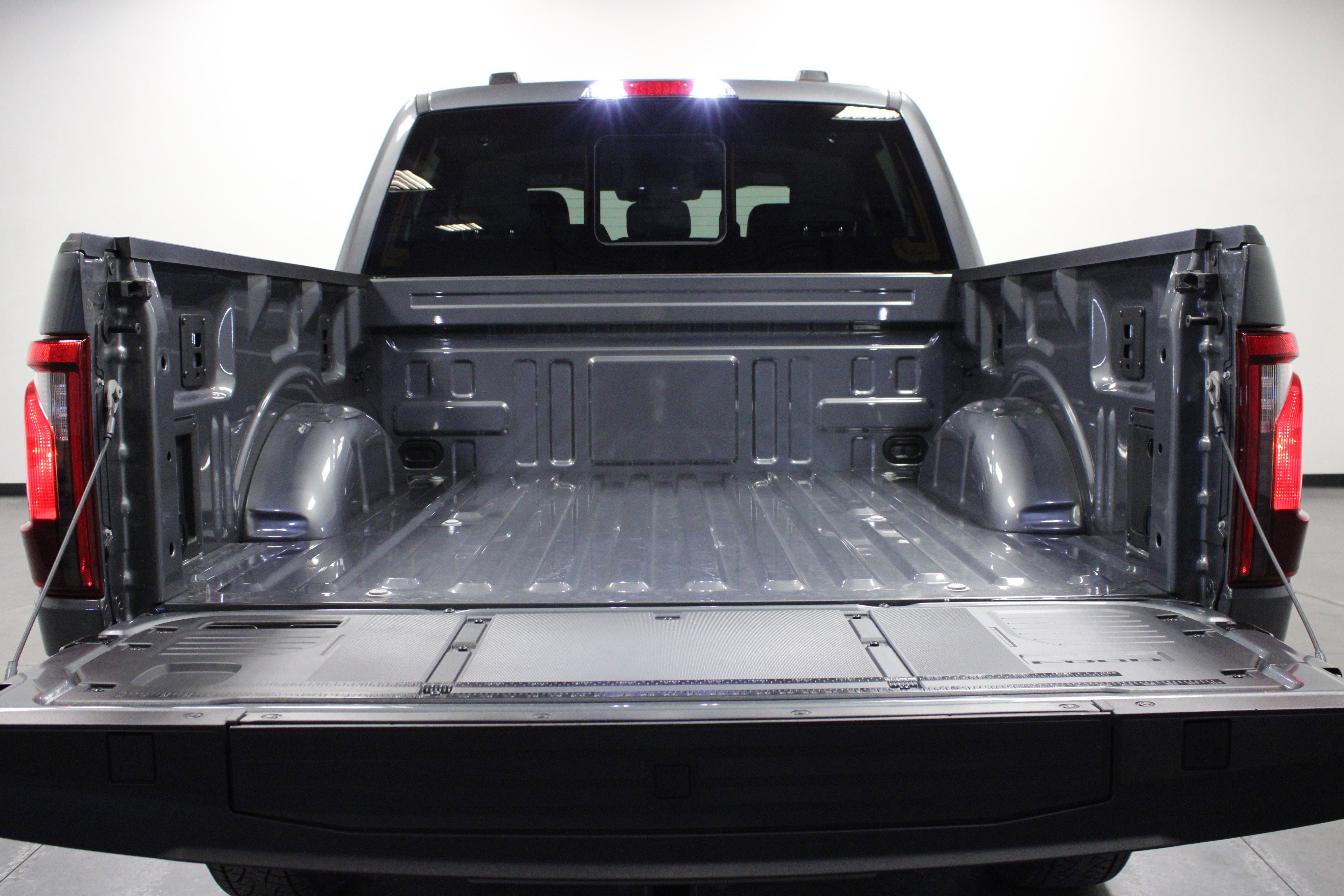 New 2026 Carbonized Gray Metallic Ford XLT image 14