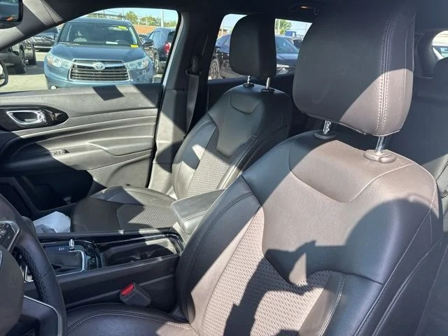 Used 2022 White Jeep Latitude image 12