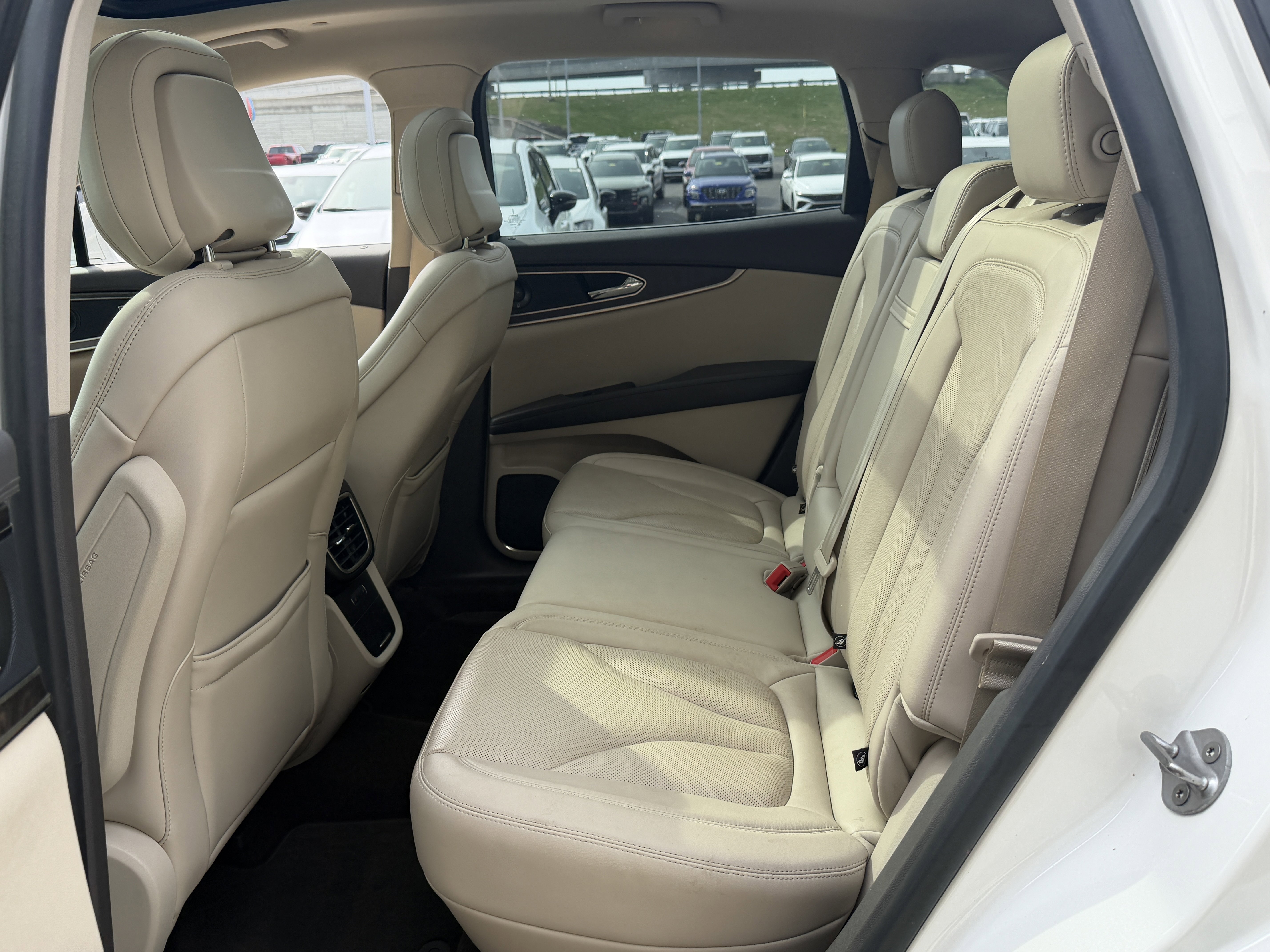 Used 2020 Pristine White Lincoln Reserve image 24