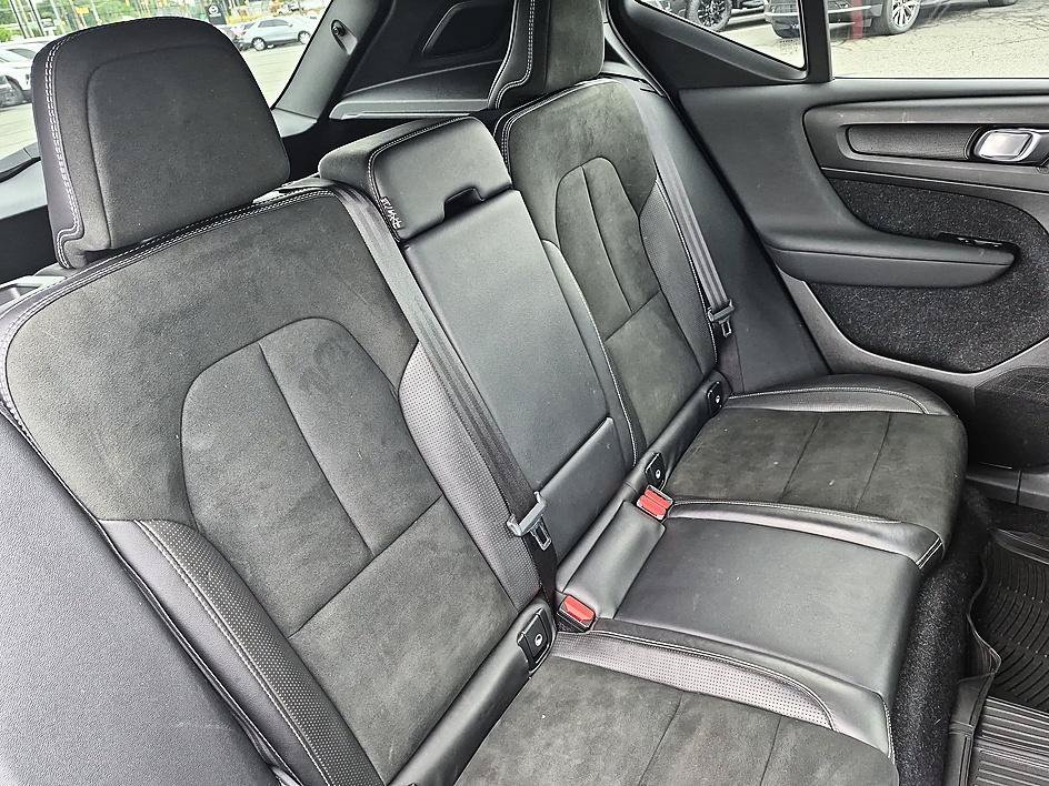 Used 2019  Volvo R-Design image 33