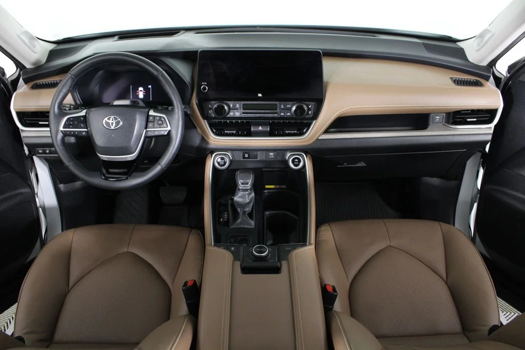 Used 2024 Pearl Toyota Platinum image 28