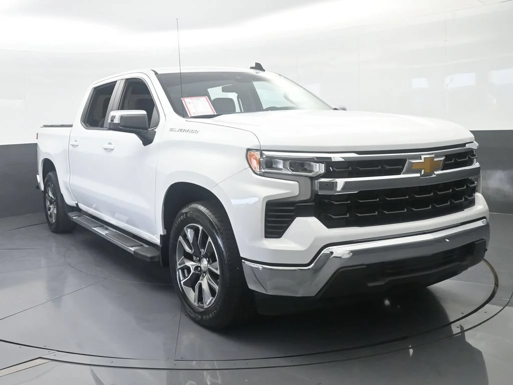 Used 2023 Summit White Chevrolet LT image 9