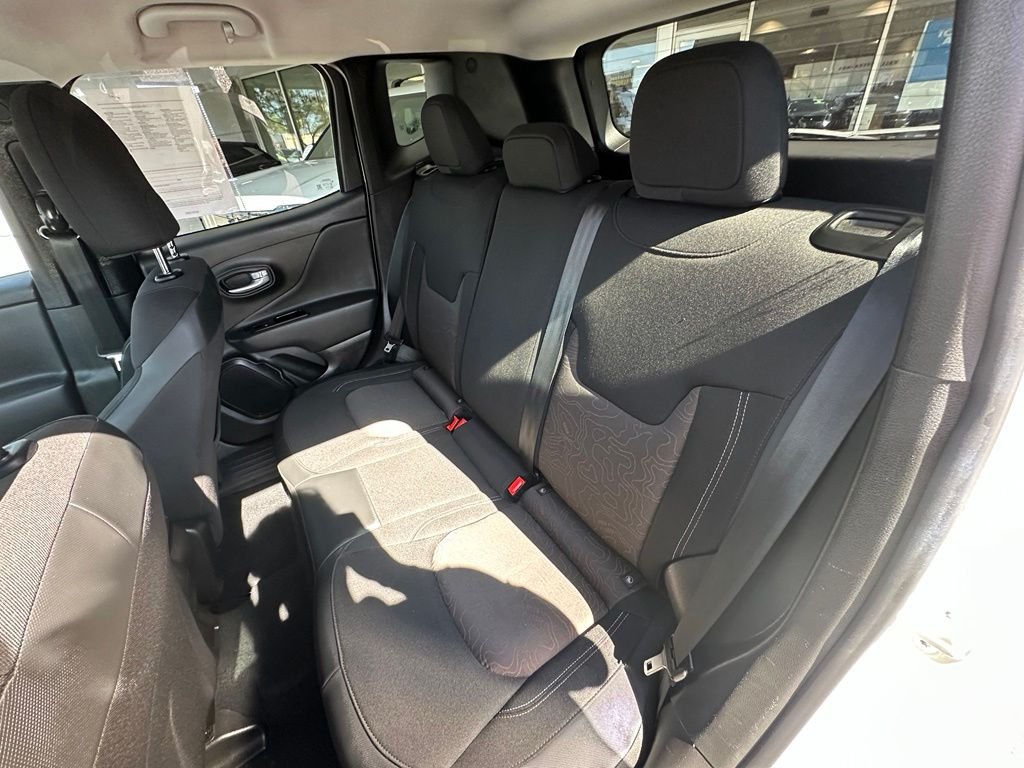 Used 2023 White Jeep Latitude image 12