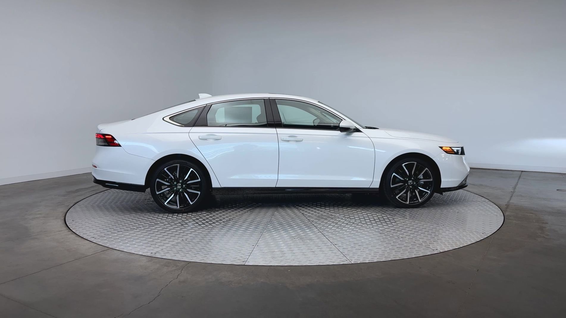 New 2026 Platinum White Pearl Honda Touring image 9