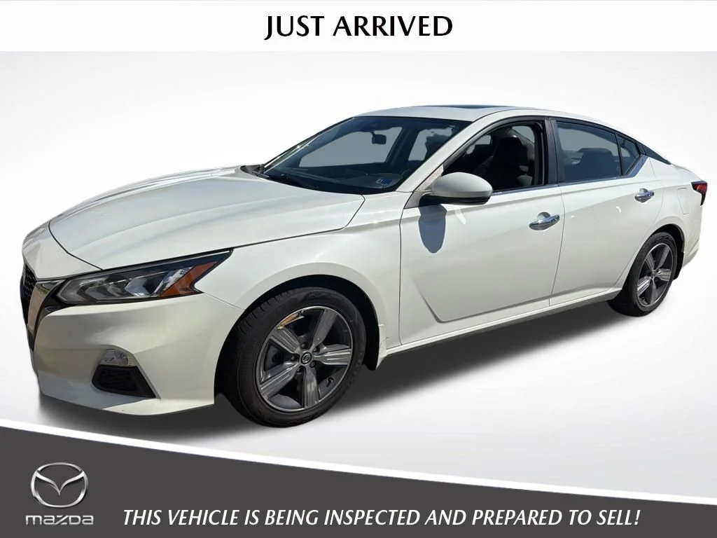 Used 2021 White Nissan 2.5 SV image 1