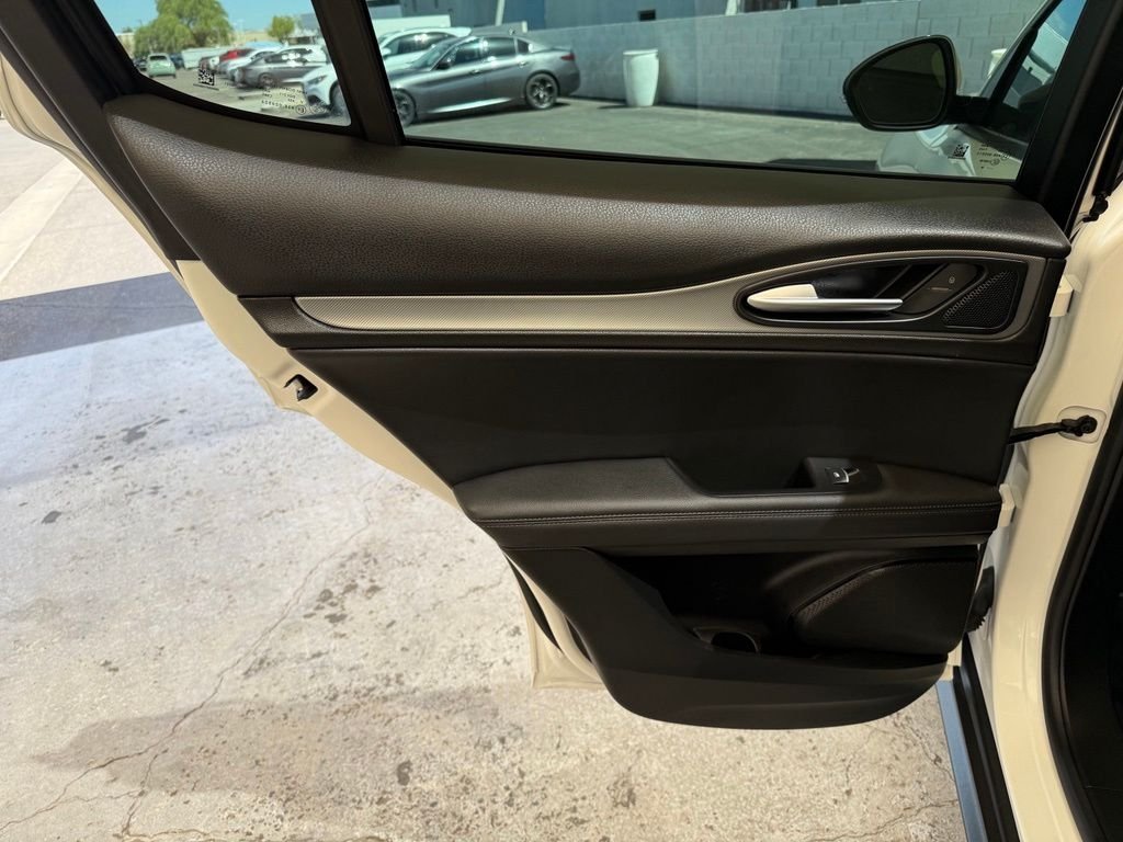 New 2026 Milano White Exterior Paint Alfa Romeo Base image 19