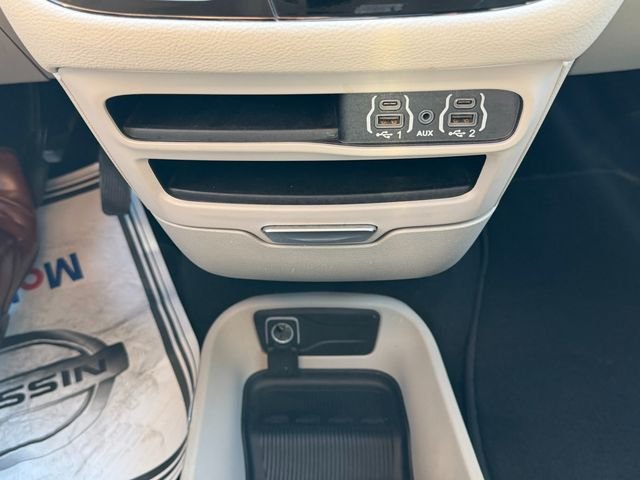 Used 2024 White Chrysler Select image 27