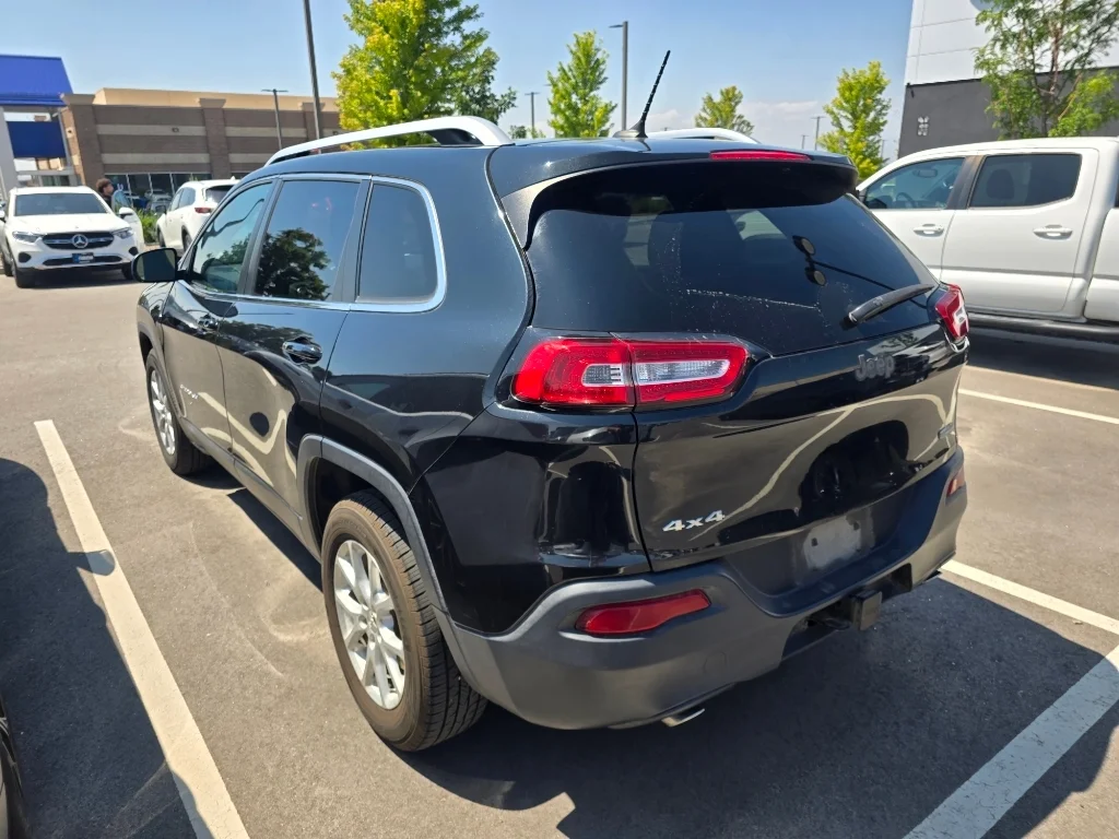 Used 2014 Brilliant Black Crystal Pearlcoat Jeep Latitude image 14