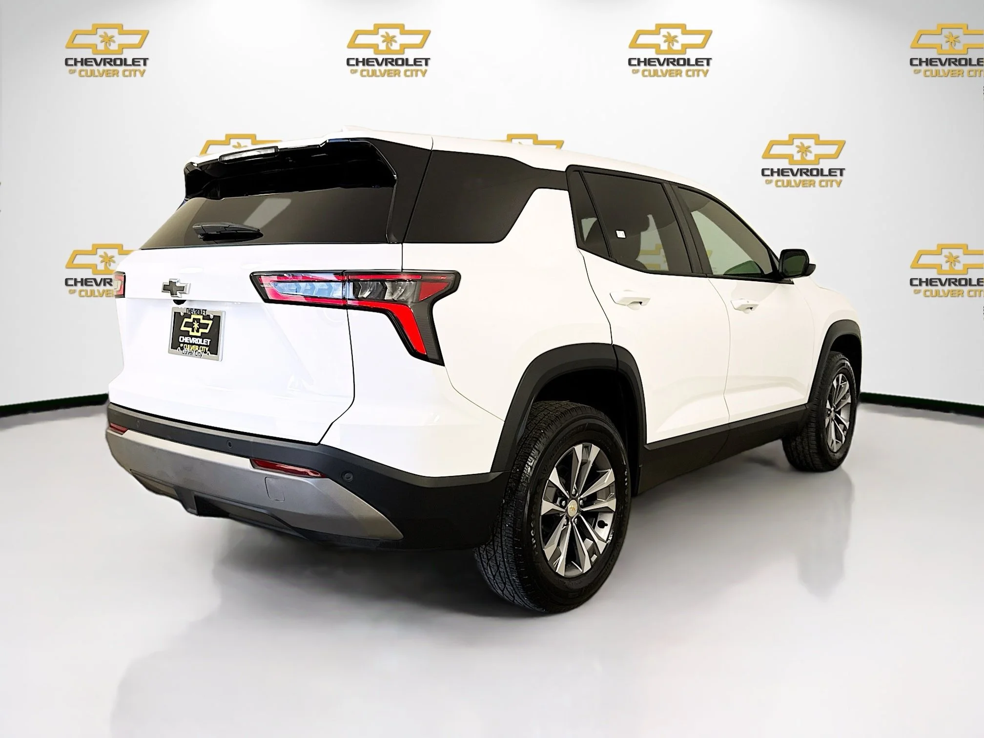 Used 2025 Summit White Chevrolet LT image 8
