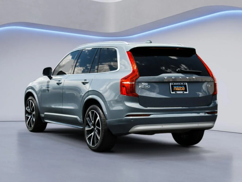 Used 2022 Thunder Grey Metallic Volvo Momentum image 7