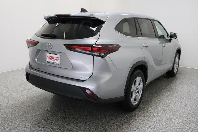 2025 Toyota Highlander LE - Photo 7