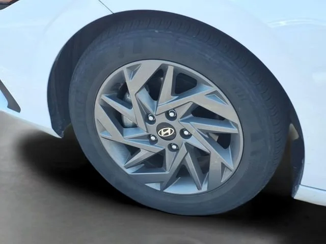 Used 2024  Hyundai SEL image 18