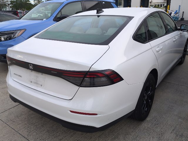 Used 2025 Platinum White Pearl Honda SE image 2